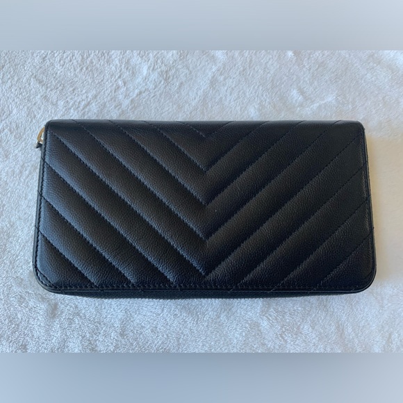 CHANEL long zipped wallet - chevron - Picture 8 of 16